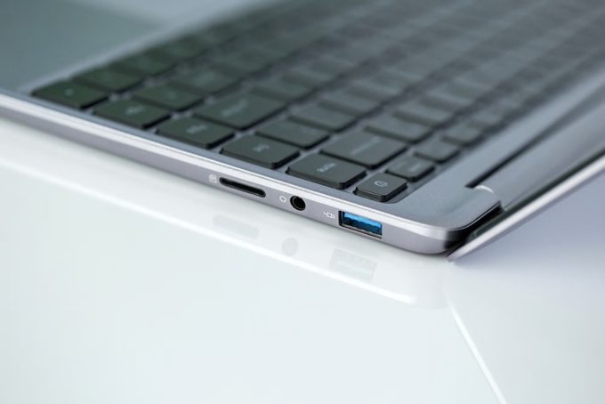 Teclast F7 Plus】大画面かつ持ち運びにも対応、使いやすい高